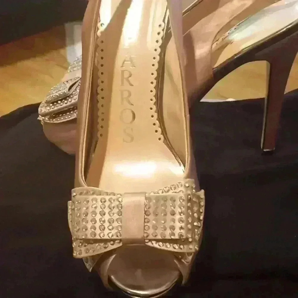 CAPARROS beige satin 8B